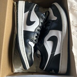 Nike women’s AIR JORDAN 1 LOW